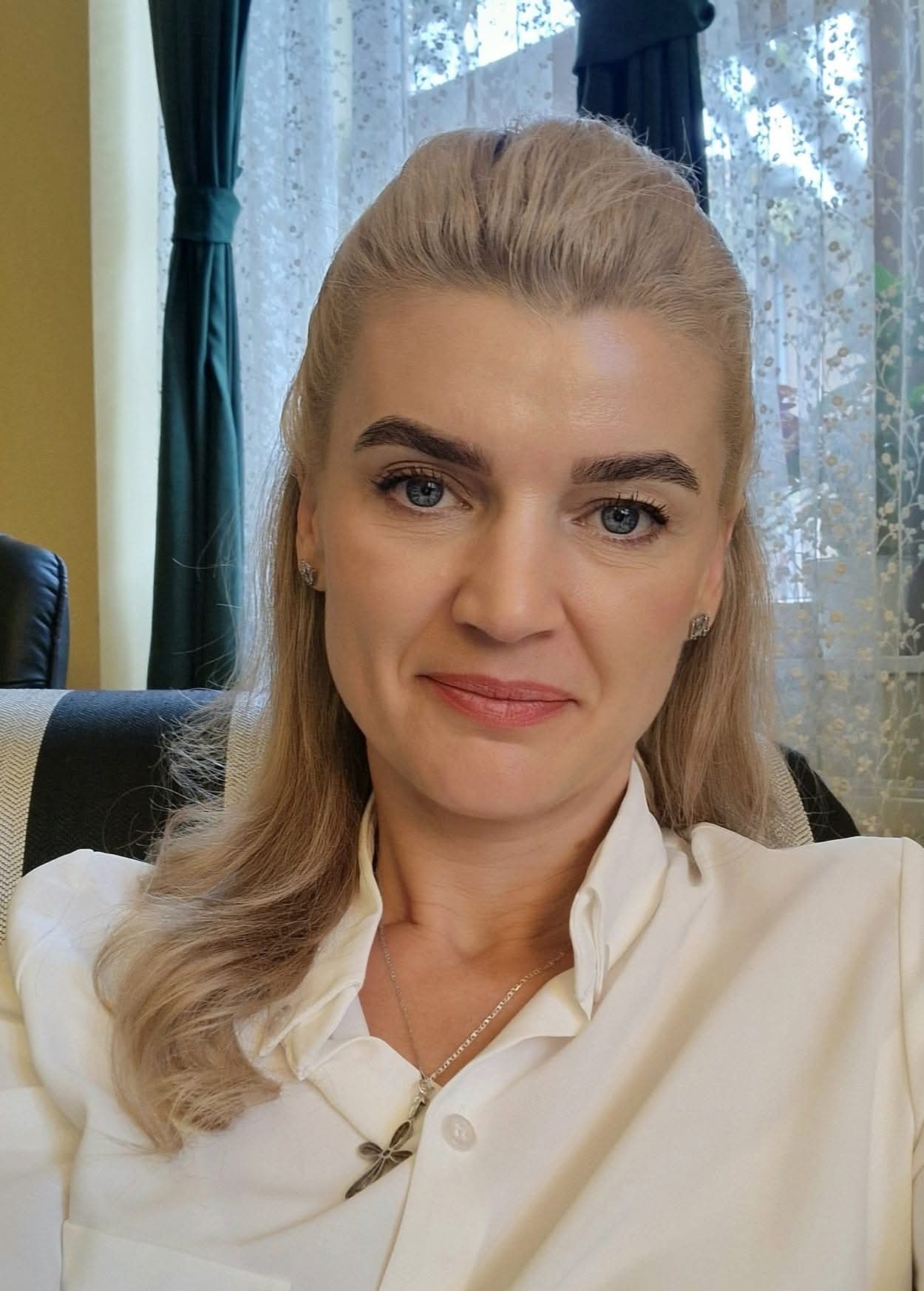 Psiholog în cabinet, într-un articol despre relația dintre logică, rațiune și valorile sufletești.